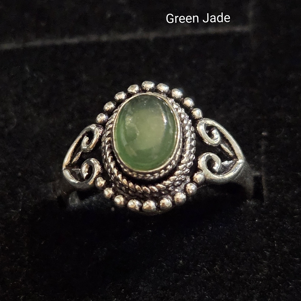 NWOT Pretty Handmade Green Jade and Oxidized Silver Women's Ring 7.75 to Size 8